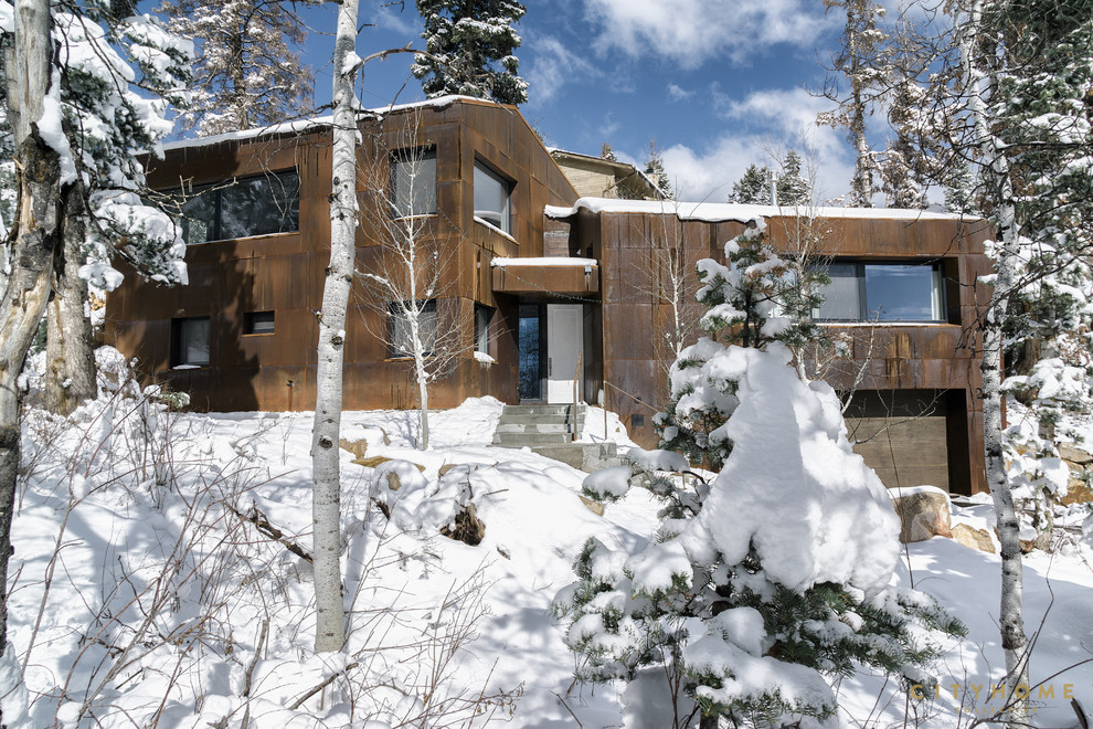 Foto de fachada de casa marrón minimalista de dos plantas con revestimiento de metal