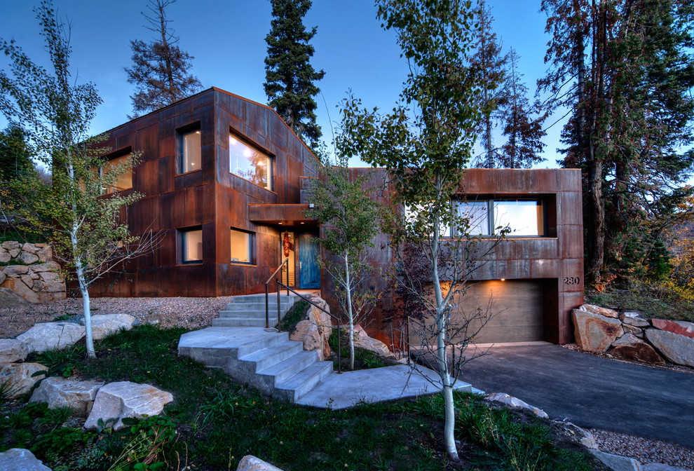Imagen de fachada de casa marrón moderna de dos plantas con revestimiento de metal