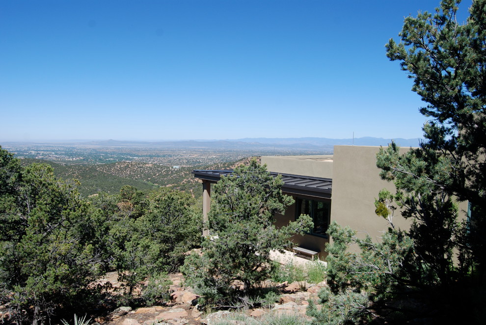 Mittelgroßes Modernes Haus mit Putzfassade, grüner Fassadenfarbe und Flachdach in Albuquerque