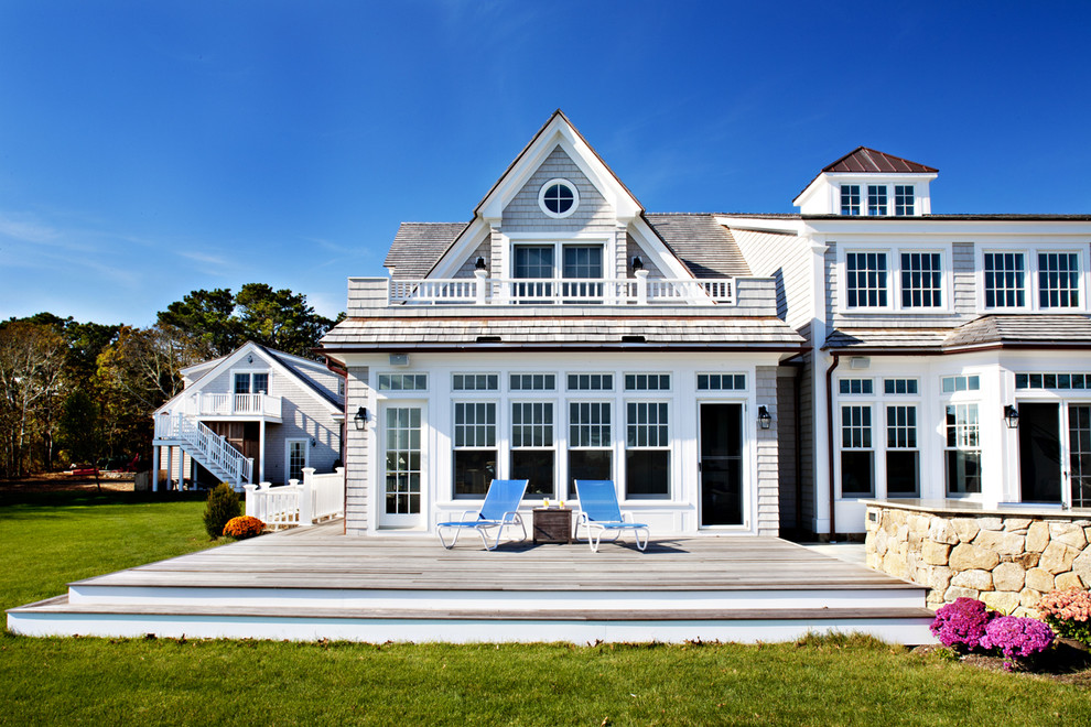 Immagine della facciata di una casa stile marinaro con rivestimento in legno
