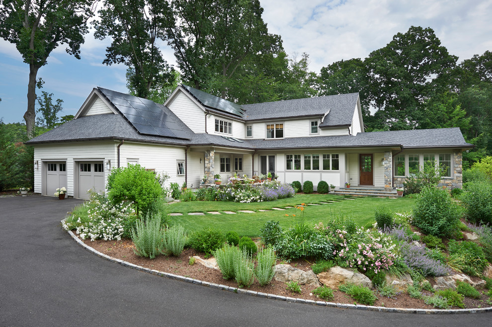 Diseño de fachada gris de estilo americano de tamaño medio de dos plantas con revestimiento de madera y tejado a dos aguas