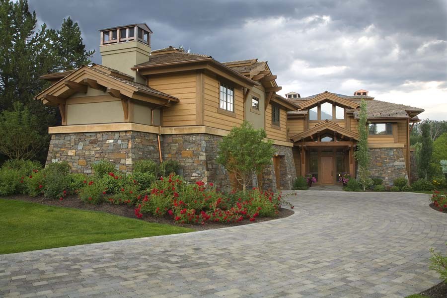 Ispirazione per la facciata di una casa ampia marrone classica a tre piani con rivestimento in pietra