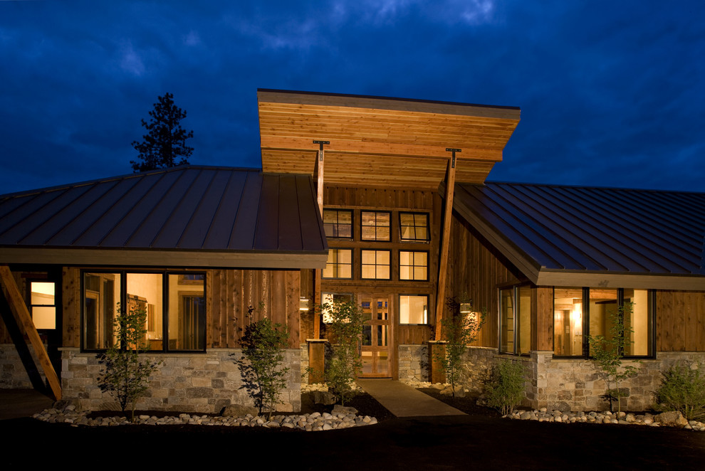 Aménagement d'une façade de maison montagne en bois de plain-pied et de taille moyenne avec un toit en appentis.