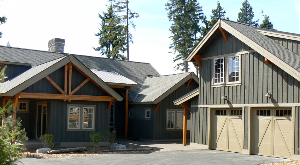 Mittelgroße, Zweistöckige Rustikale Holzfassade Haus mit grauer Fassadenfarbe und Satteldach in Seattle