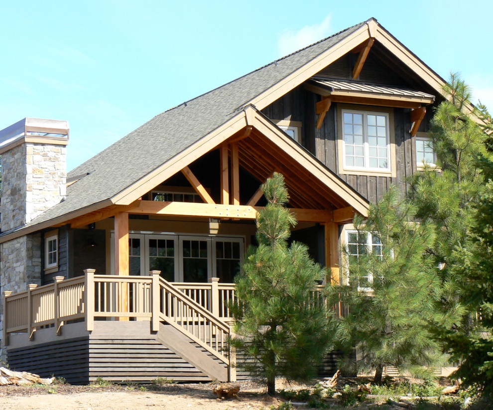 Imagen de fachada gris rural de tamaño medio de dos plantas con revestimiento de madera y tejado a dos aguas