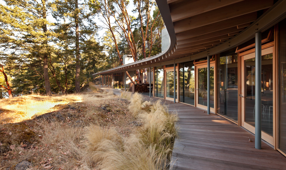 Einstöckige Moderne Holzfassade Haus mit grauer Fassadenfarbe und Pultdach in Seattle