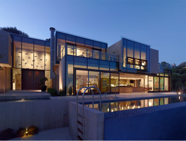 Свежая идея для дизайна: большой, стеклянный, двухэтажный, разноцветный частный загородный дом в стиле модернизм с плоской крышей - отличное фото интерьера