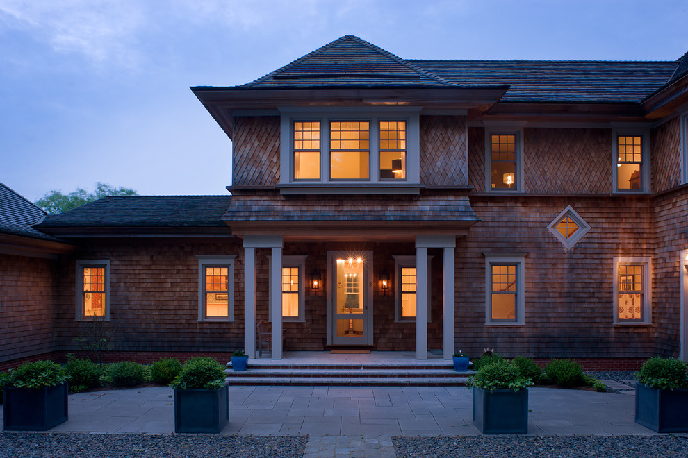 Idee per la facciata di una casa marrone vittoriana a due piani con rivestimento in legno