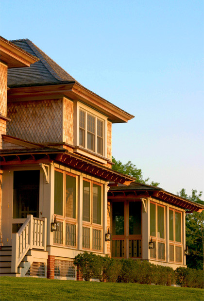 Zweistöckige Klassische Holzfassade Haus mit brauner Fassadenfarbe in Providence