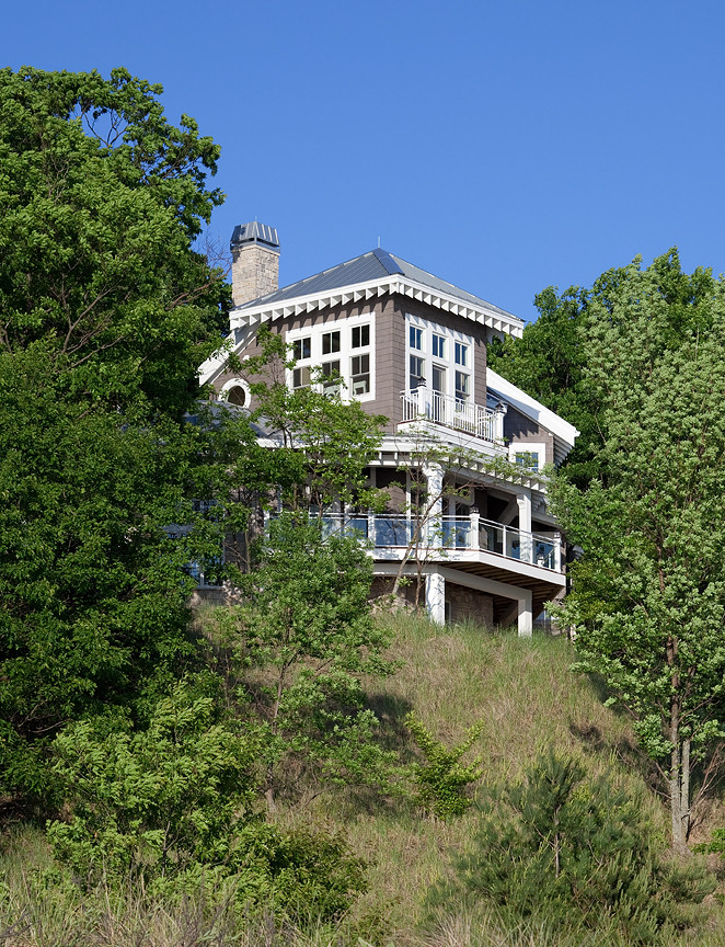 Großes, Dreistöckiges Eklektisches Haus mit Faserzement-Fassade und grauer Fassadenfarbe in Grand Rapids