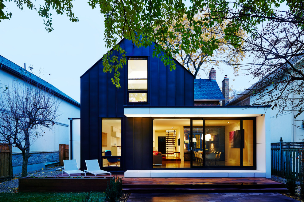 Inspiration för mellanstora moderna blå hus, med två våningar, blandad fasad, sadeltak och tak i shingel