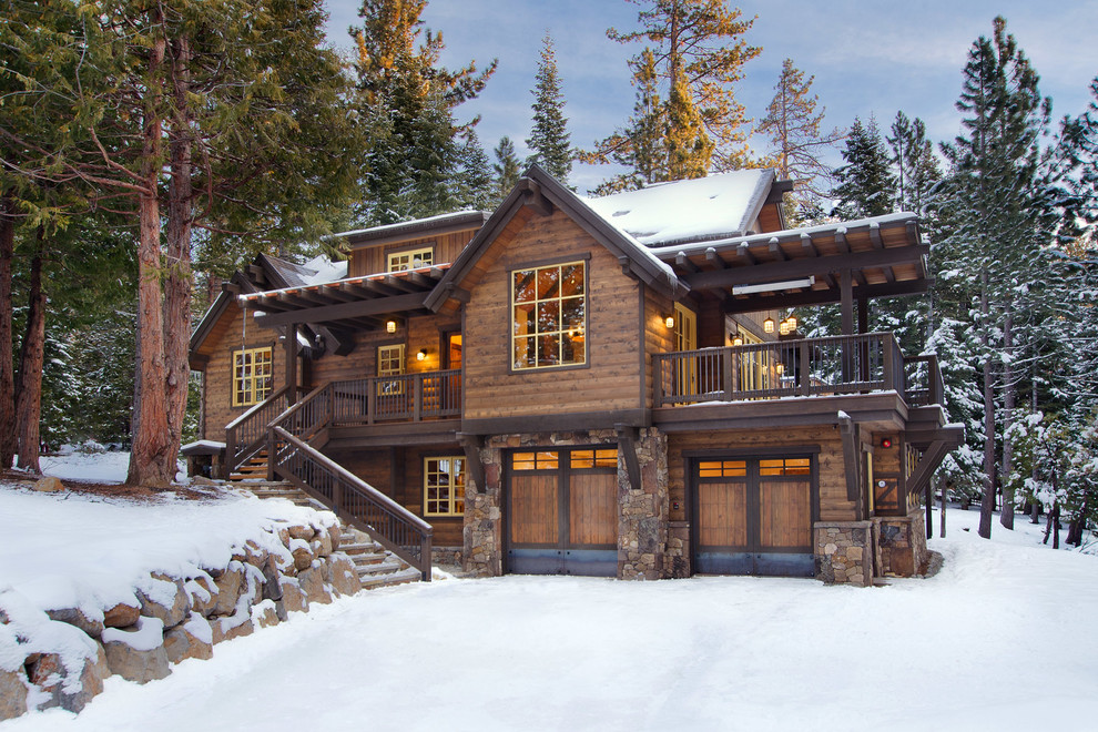 Стильный дизайн: трехэтажный, деревянный, коричневый дом среднего размера в стиле рустика - последний тренд