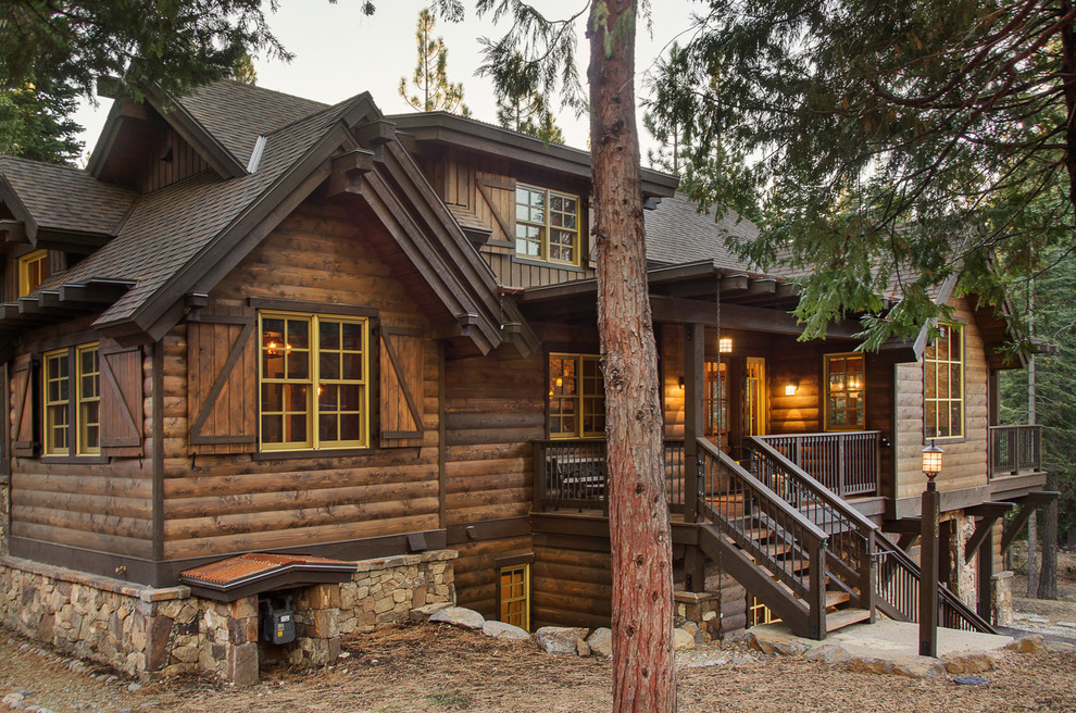 Источник вдохновения для домашнего уюта: двухэтажный, деревянный, коричневый дом в стиле рустика для охотников