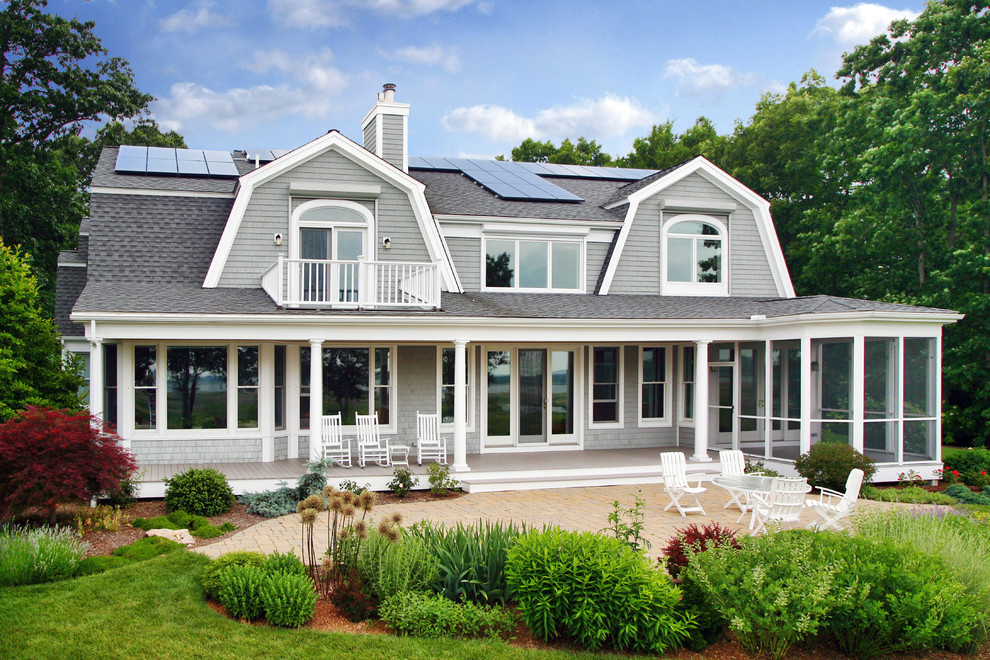 Cette photo montre une façade de maison grise tendance en bois de taille moyenne et à un étage.
