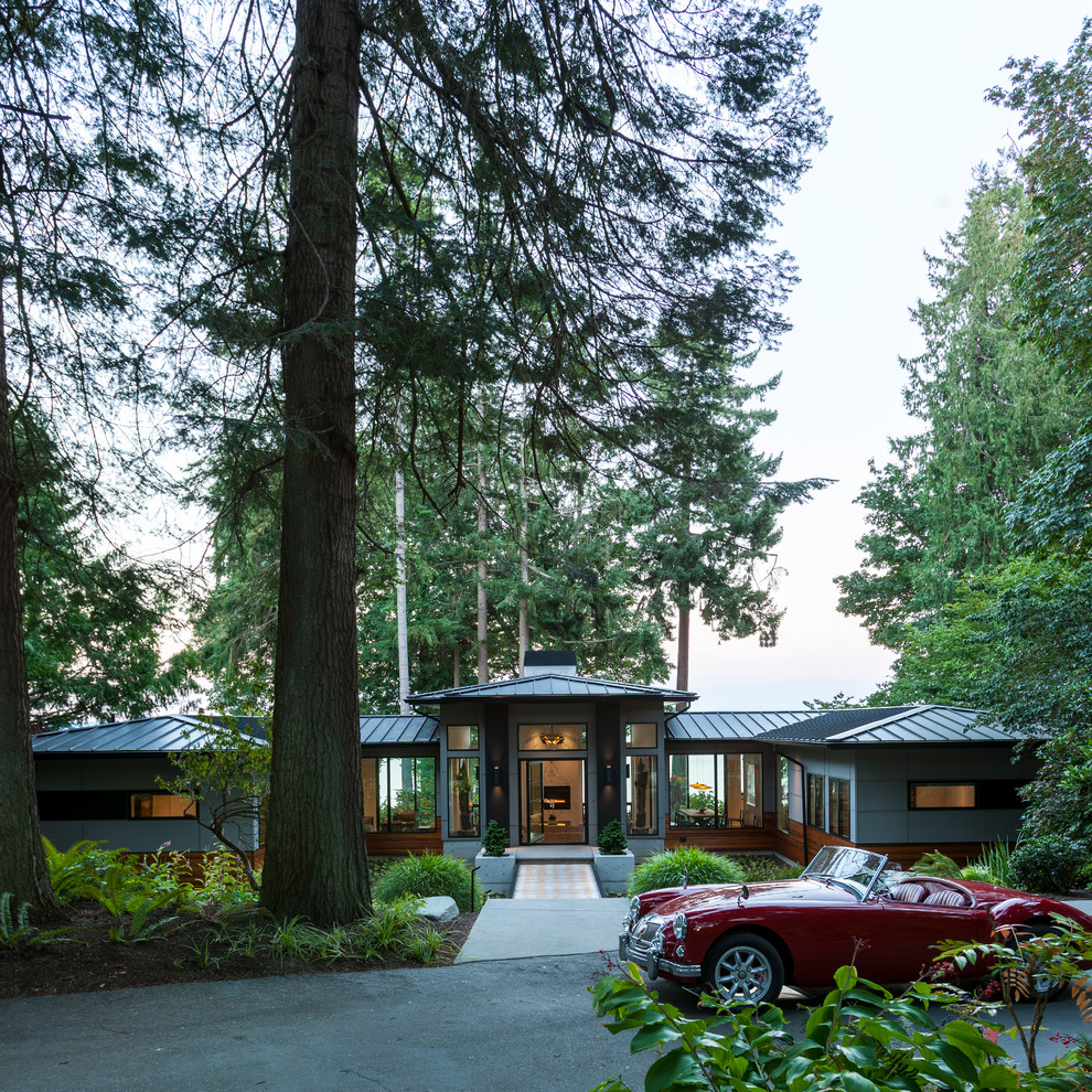 Einstöckiges Modernes Einfamilienhaus mit Mix-Fassade, grauer Fassadenfarbe, Walmdach und Blechdach in Seattle