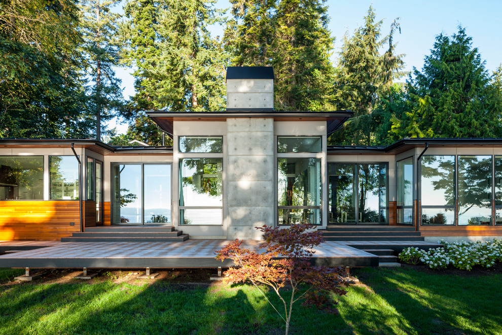 Einstöckiges Modernes Einfamilienhaus mit Mix-Fassade, grauer Fassadenfarbe, Walmdach und Blechdach in Seattle