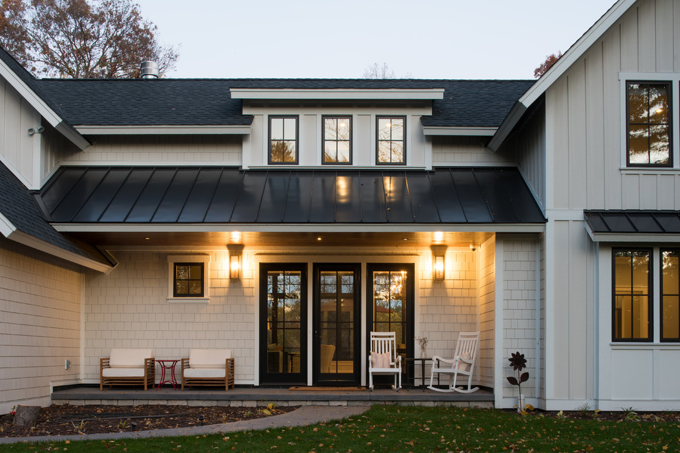 Maritimes Einfamilienhaus mit weißer Fassadenfarbe in Minneapolis