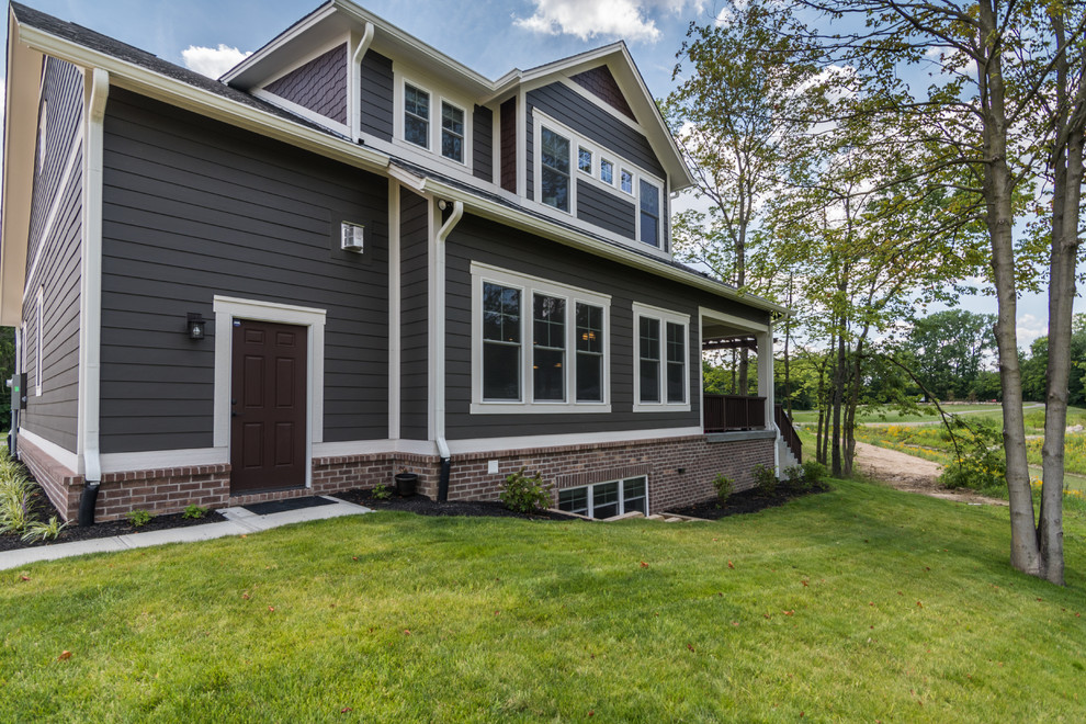 Zweistöckiges Rustikales Haus mit brauner Fassadenfarbe und Mansardendach in Indianapolis