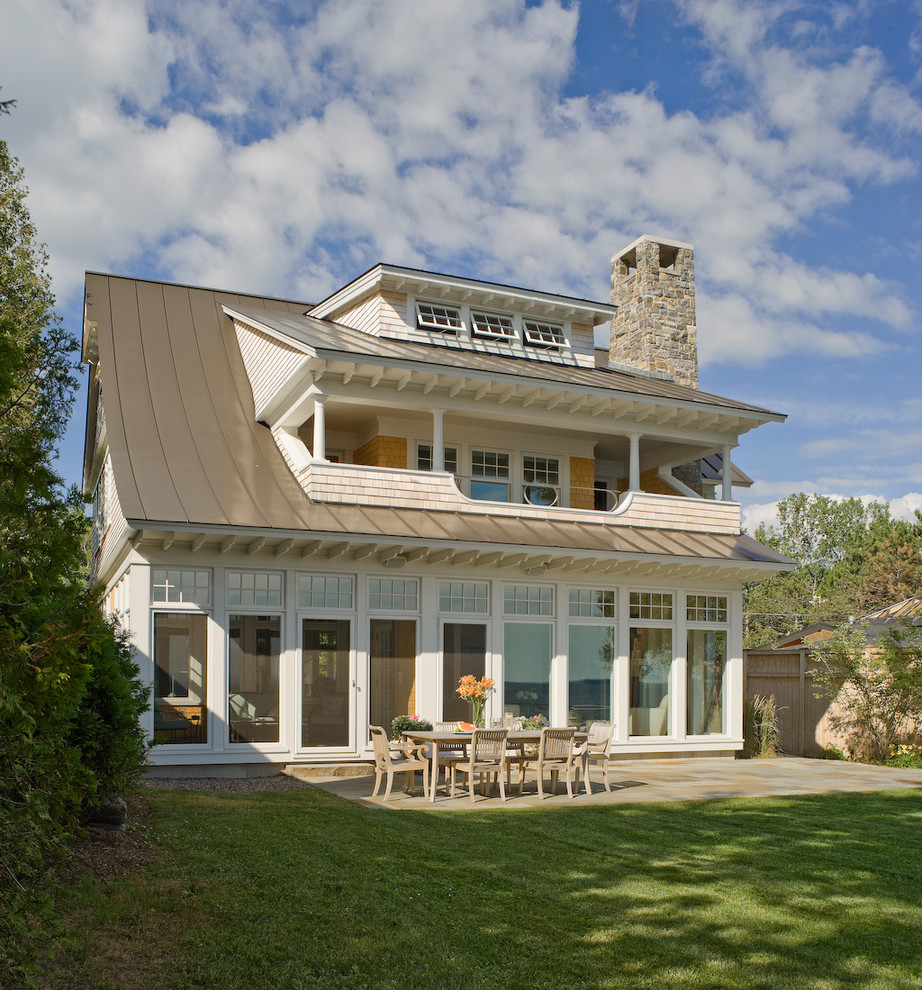Immagine della villa grande classica a due piani con rivestimento in legno e copertura in metallo o lamiera