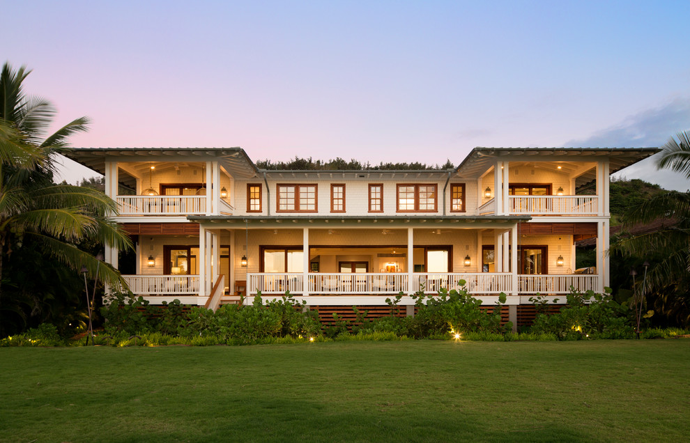 Zweistöckiges Einfamilienhaus mit weißer Fassadenfarbe in Orange County