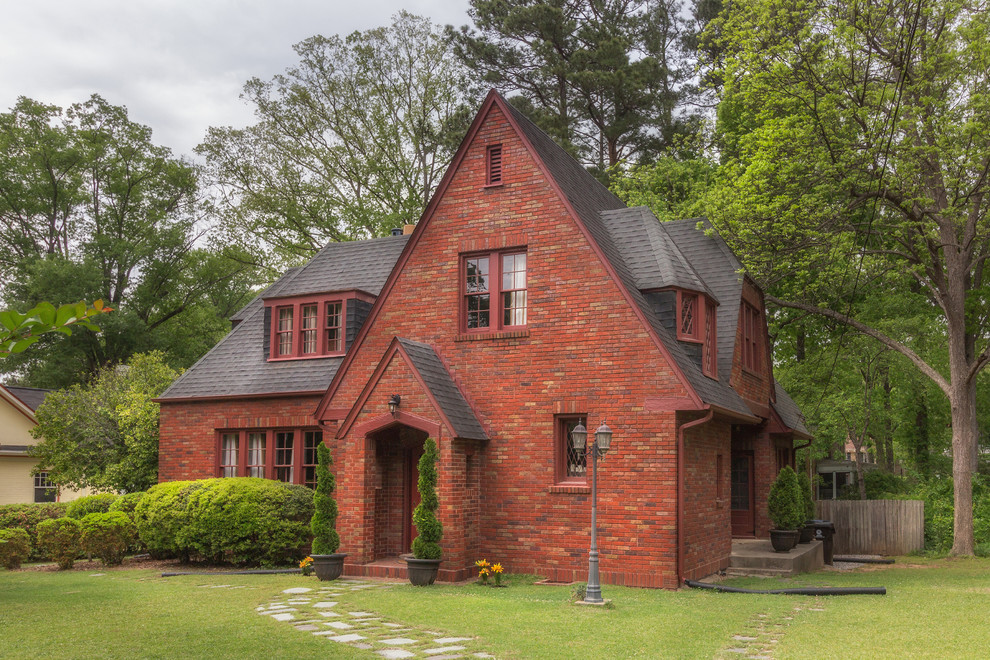 Diseño de fachada de casa roja clásica de dos plantas con revestimiento de ladrillo, tejado a dos aguas y tejado de teja de madera