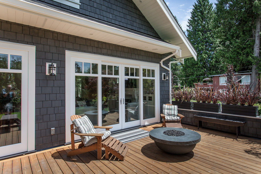 Mid-sized elegant blue two-story wood house exterior photo in Vancouver with a shingle roof