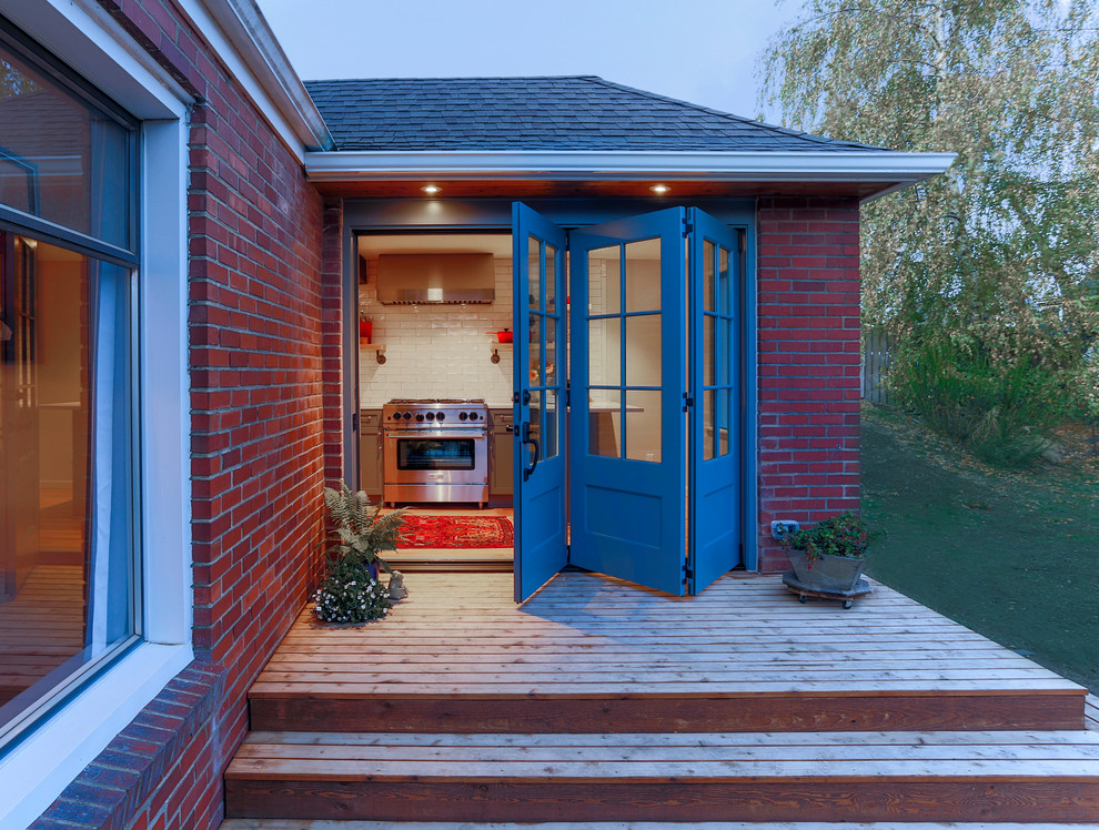 Exemple d'une petite façade de maison rouge nature en brique de plain-pied avec un toit à deux pans et un toit en shingle.