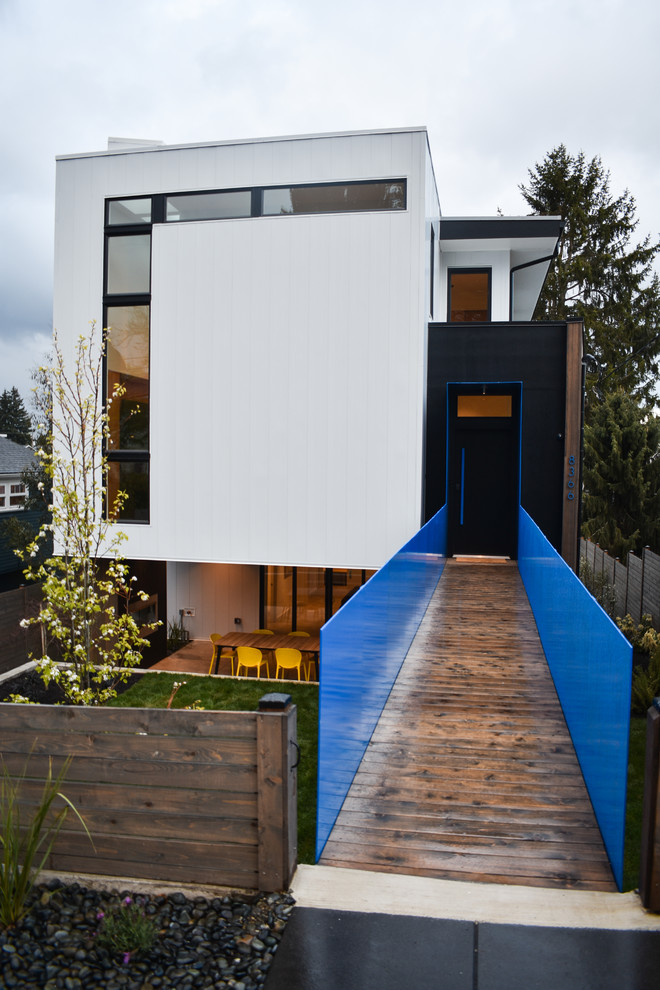 Idee per la villa grande bianca contemporanea a tre piani con rivestimento in metallo e tetto piano