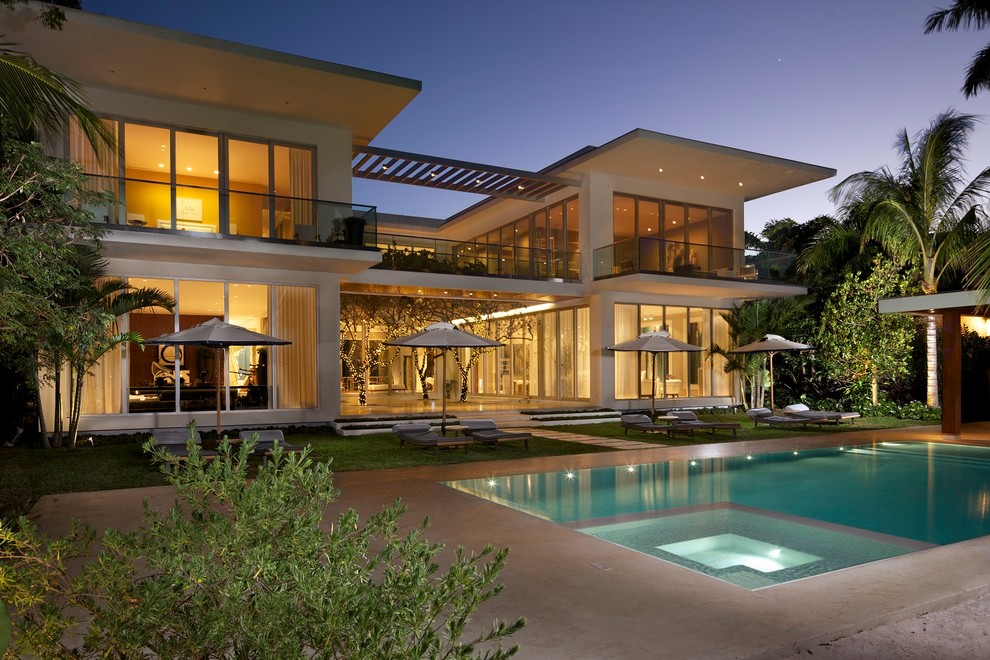 Geräumiges, Zweistöckiges Modernes Einfamilienhaus mit Vinylfassade, weißer Fassadenfarbe und Flachdach in Miami