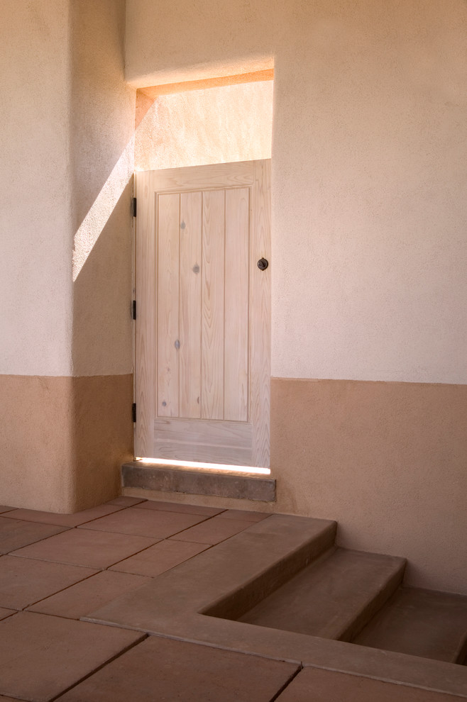 Mittelgroßes Mediterranes Haus mit beiger Fassadenfarbe in Albuquerque