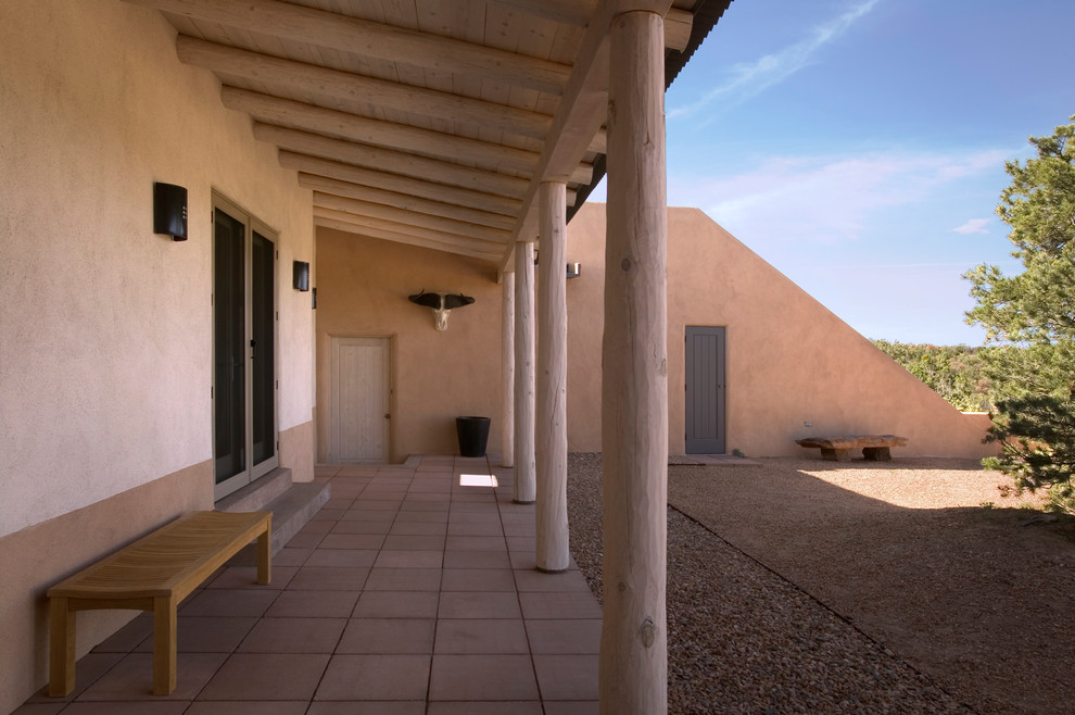 Mittelgroßes, Einstöckiges Mediterranes Haus mit Putzfassade, beiger Fassadenfarbe und Flachdach in Albuquerque