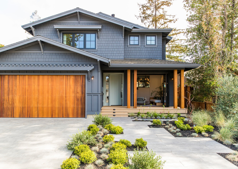 Zweistöckiges Rustikales Einfamilienhaus mit grauer Fassadenfarbe, Satteldach und Schindeldach in San Francisco