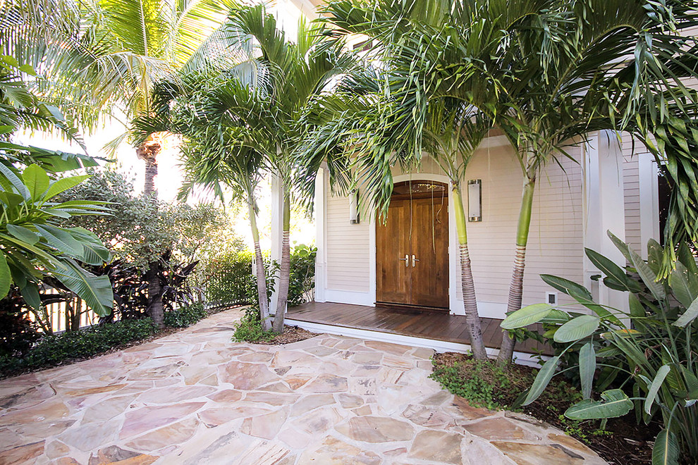 マイアミにある中くらいなトロピカルスタイルのおしゃれな家の外観 (コンクリート繊維板サイディング) の写真