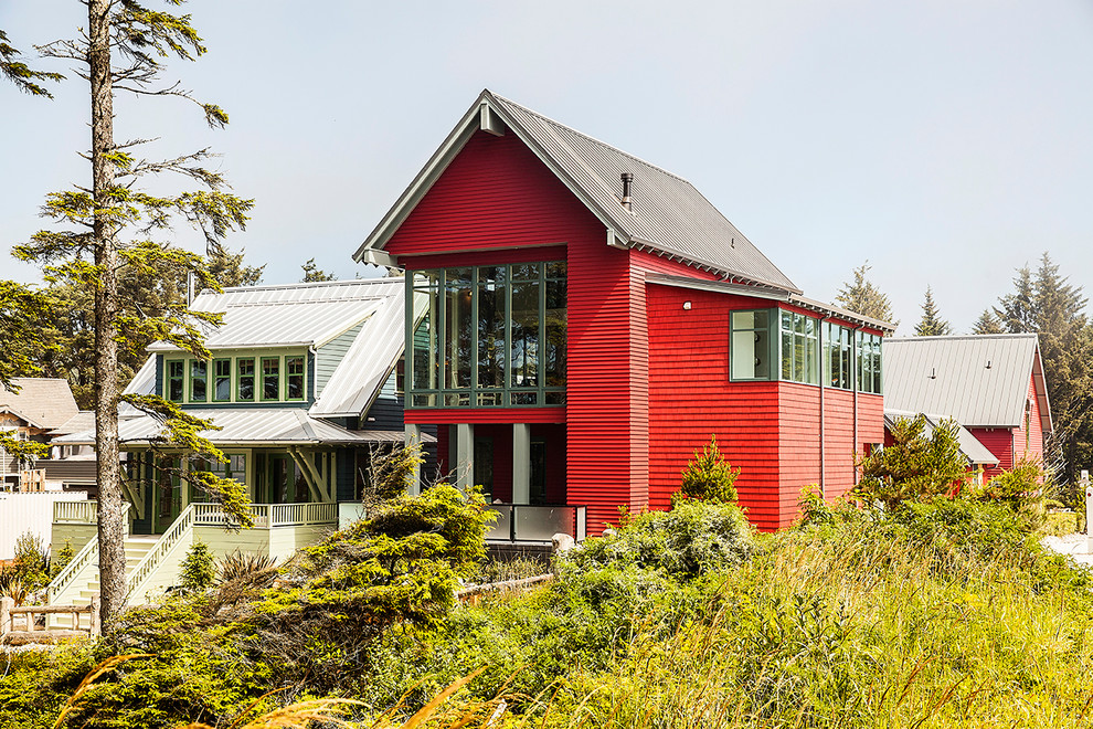 Exemple d'une façade de maison rouge chic à un étage avec un toit à deux pans.