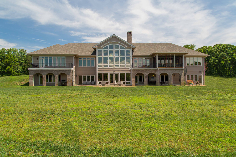 Immagine della facciata di una casa ampia beige contemporanea a due piani