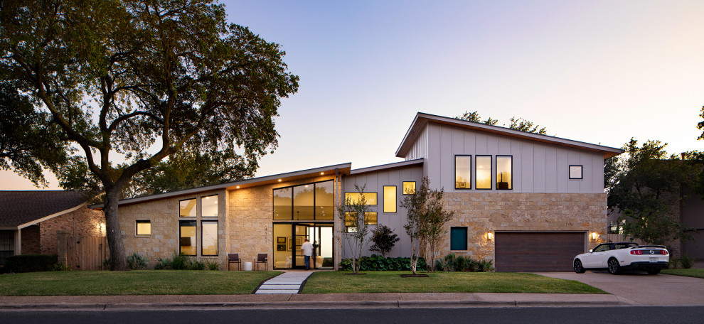 Идея дизайна: двухэтажный, серый частный загородный дом в стиле ретро с комбинированной облицовкой, односкатной крышей и отделкой доской с нащельником