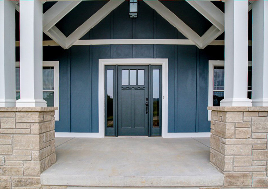 Aménagement d'une façade de maison bleue craftsman en panneau de béton fibré de taille moyenne et de plain-pied avec un toit à deux pans et un toit en shingle.