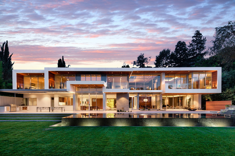 Geräumiges, Zweistöckiges Modernes Haus mit weißer Fassadenfarbe und Flachdach in Los Angeles