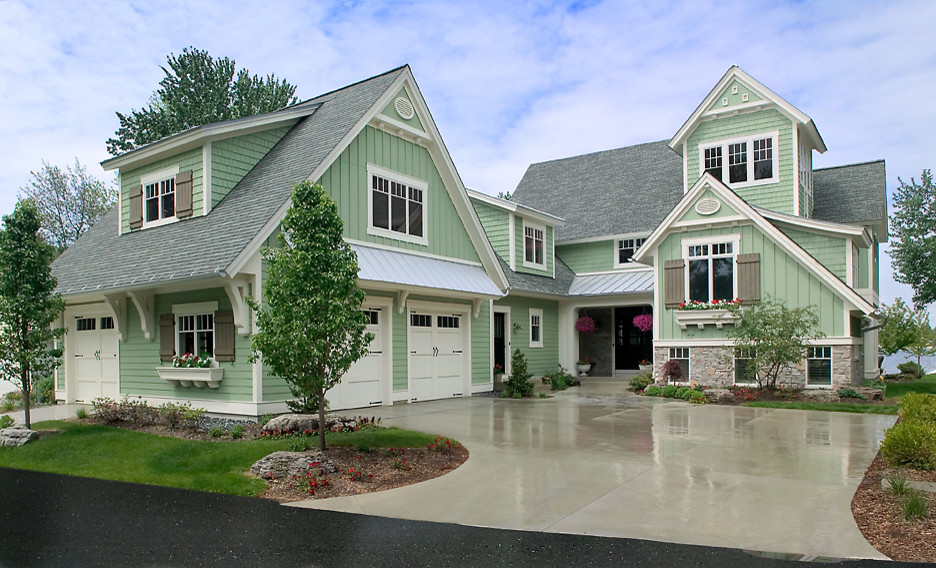 Inspiration pour une grande façade de maison verte traditionnelle en panneau de béton fibré à deux étages et plus.