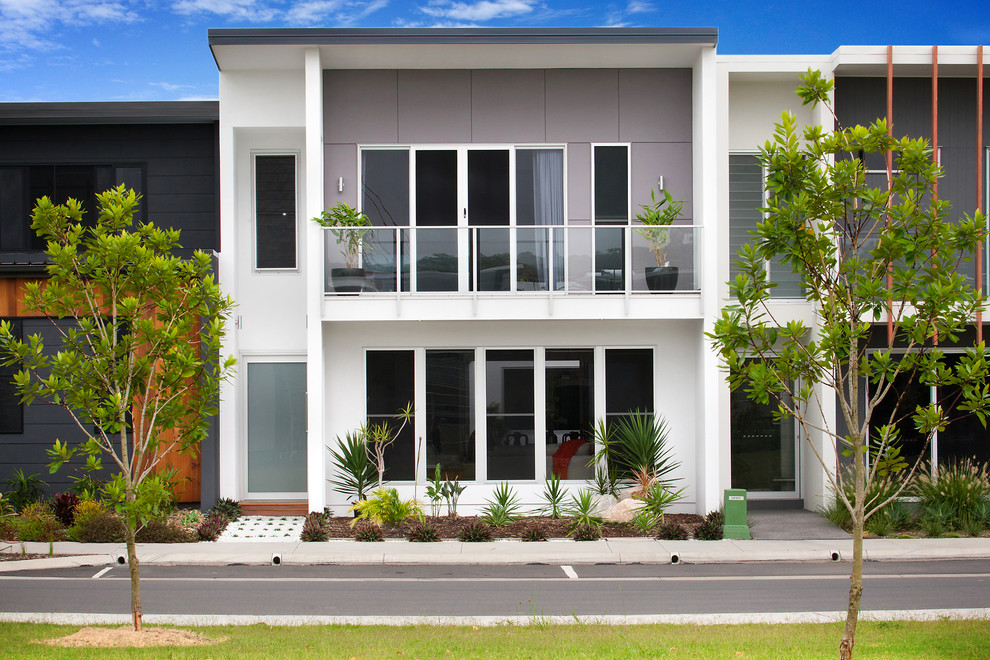Diseño de fachada blanca contemporánea de tamaño medio de dos plantas