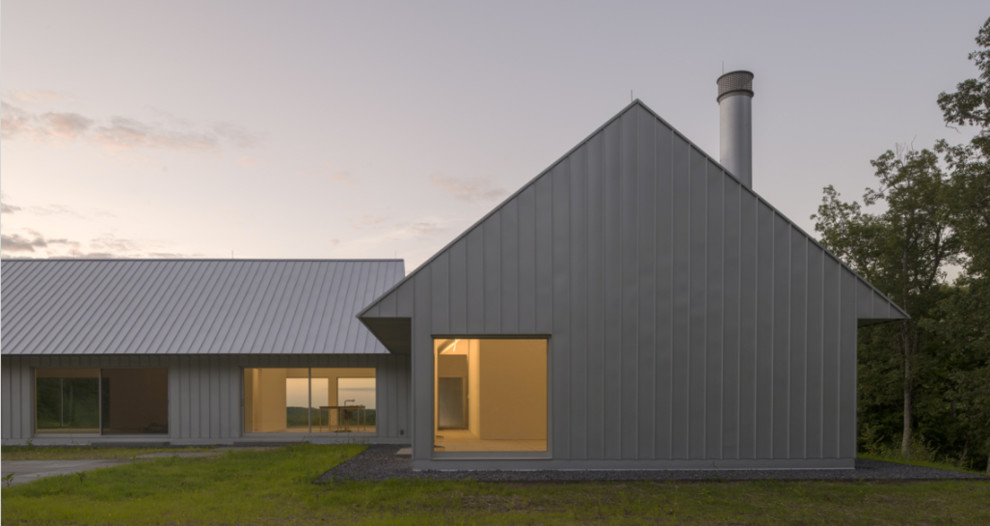 Свежая идея для дизайна: одноэтажный, белый дом среднего размера в современном стиле с облицовкой из металла - отличное фото интерьера