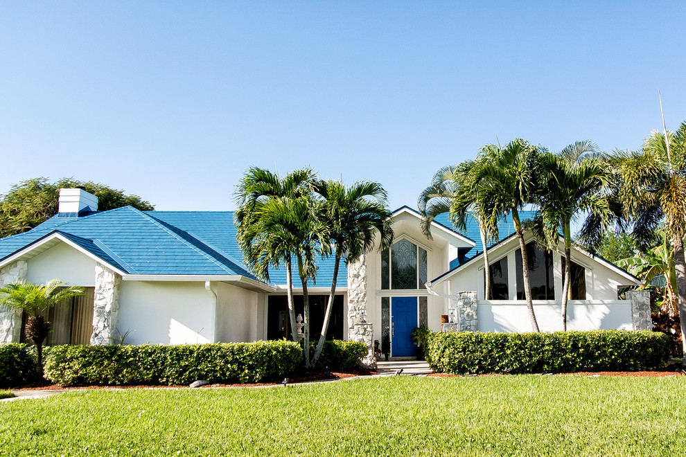 Mittelgroßes Klassisches Einfamilienhaus mit Putzfassade, Satteldach, beiger Fassadenfarbe und Blechdach in Orlando
