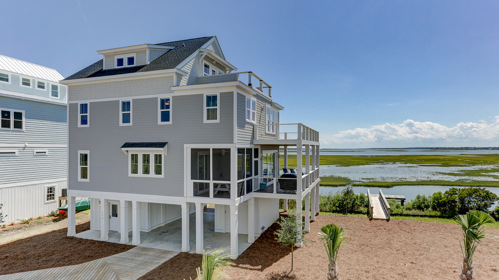 Свежая идея для дизайна: трехэтажный, синий дом в морском стиле - отличное фото интерьера