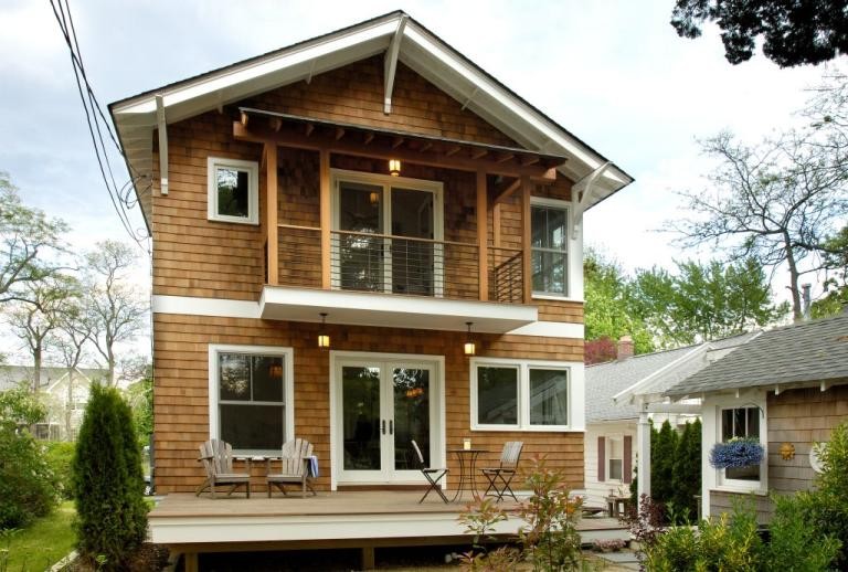 Diseño de fachada de casa marrón de estilo americano de tamaño medio de dos plantas con revestimiento de madera, tejado a dos aguas y tejado de teja de madera