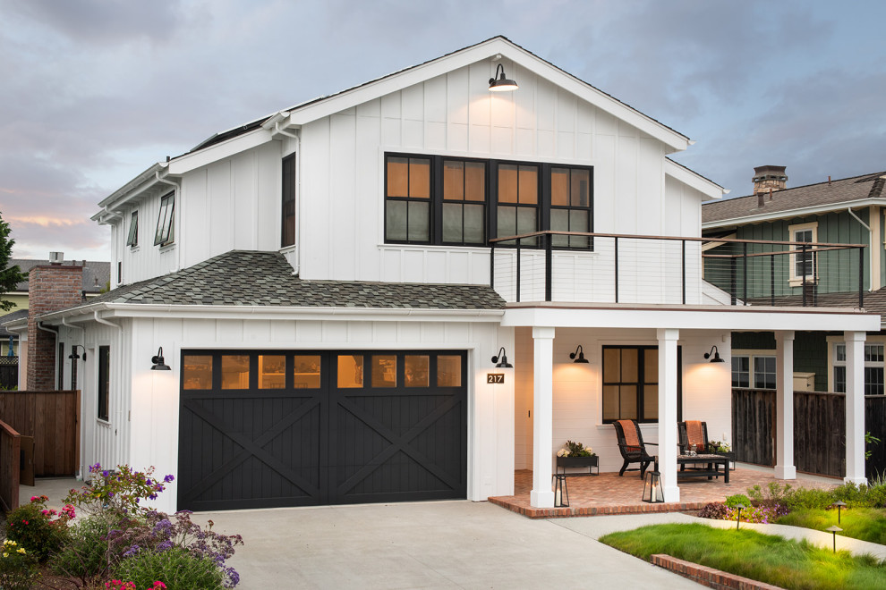 Ejemplo de fachada blanca de estilo de casa de campo