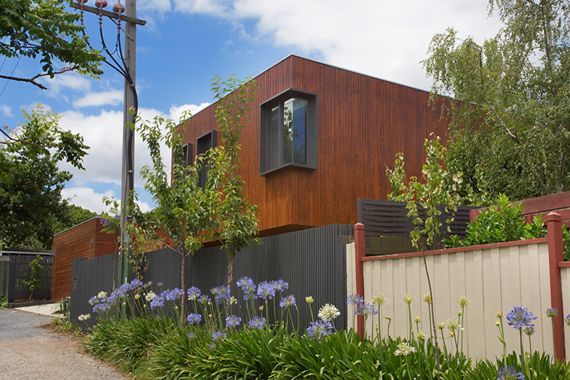 Esempio della facciata di una casa grande multicolore contemporanea a due piani con rivestimento in legno e tetto piano