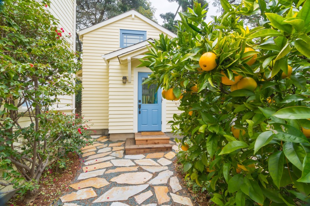 Источник вдохновения для домашнего уюта: маленький, желтый мини дом в классическом стиле для на участке и в саду