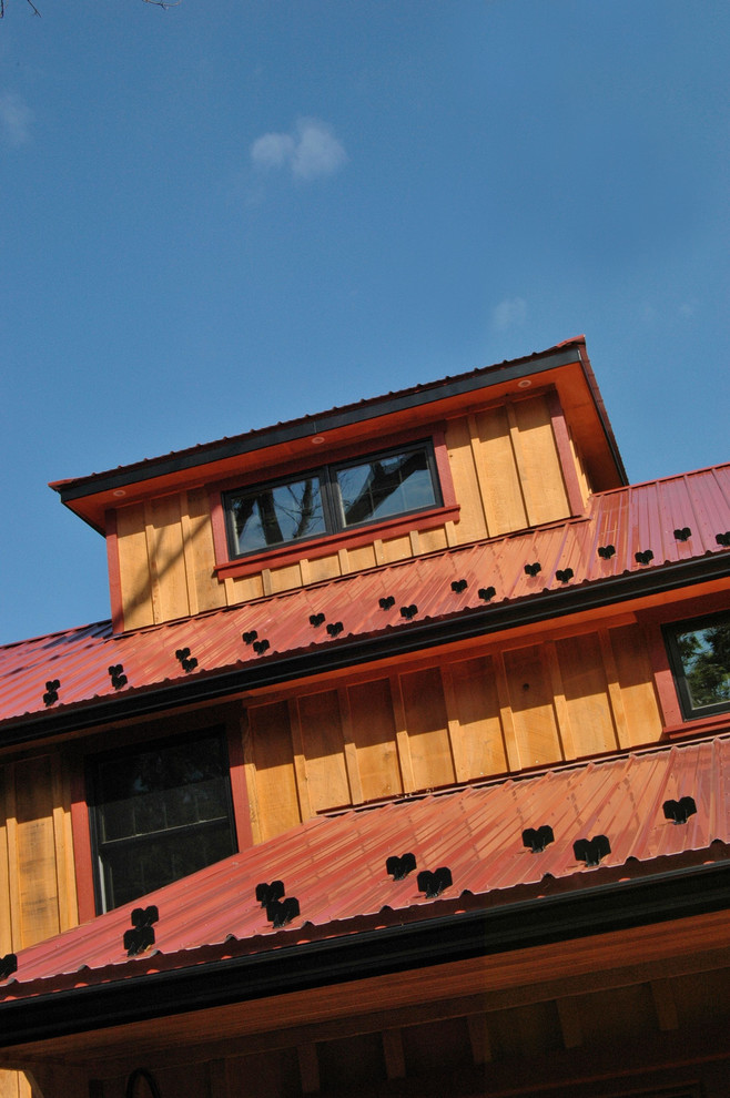 Cette photo montre une façade de maison nature en bois à un étage.