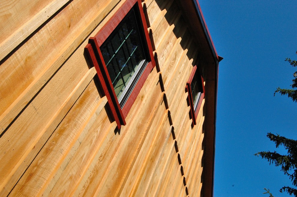 Modelo de fachada de estilo de casa de campo de dos plantas con revestimiento de madera