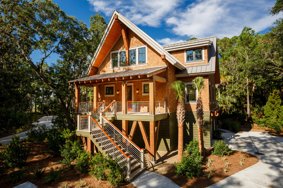 Diseño de fachada de casa multicolor costera de tamaño medio de tres plantas con tejado a dos aguas, tejado de metal y revestimientos combinados